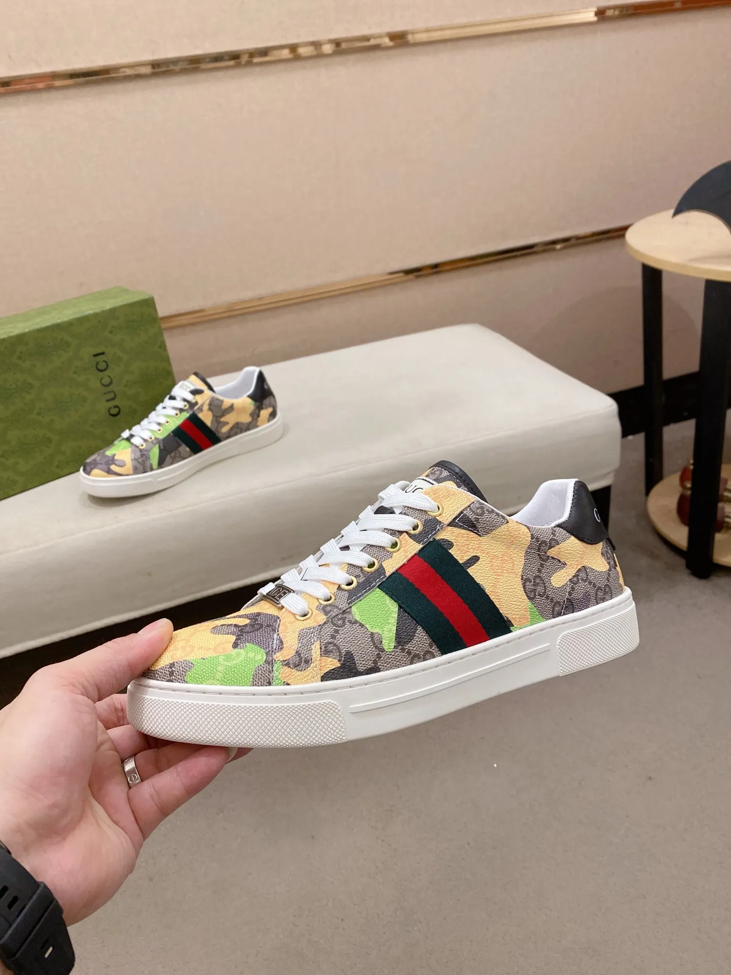 Factory price: 480💰 (GUCCI) The latest model from the official website 🎁🎁Casual and fashionable men's shoes👟, hot style 💥The version is simple and elegant, exclusive for trendy men. Unique official website latest brand elements 👑Gucci original decoration, fashionable and generous, the fabric is original cowhide ✅sheepskin lining, the official website specifies wear-resistant casual outsole, the classic model is taken in kind at the counter🎬38-44 (45 is not returned or exchanged)
